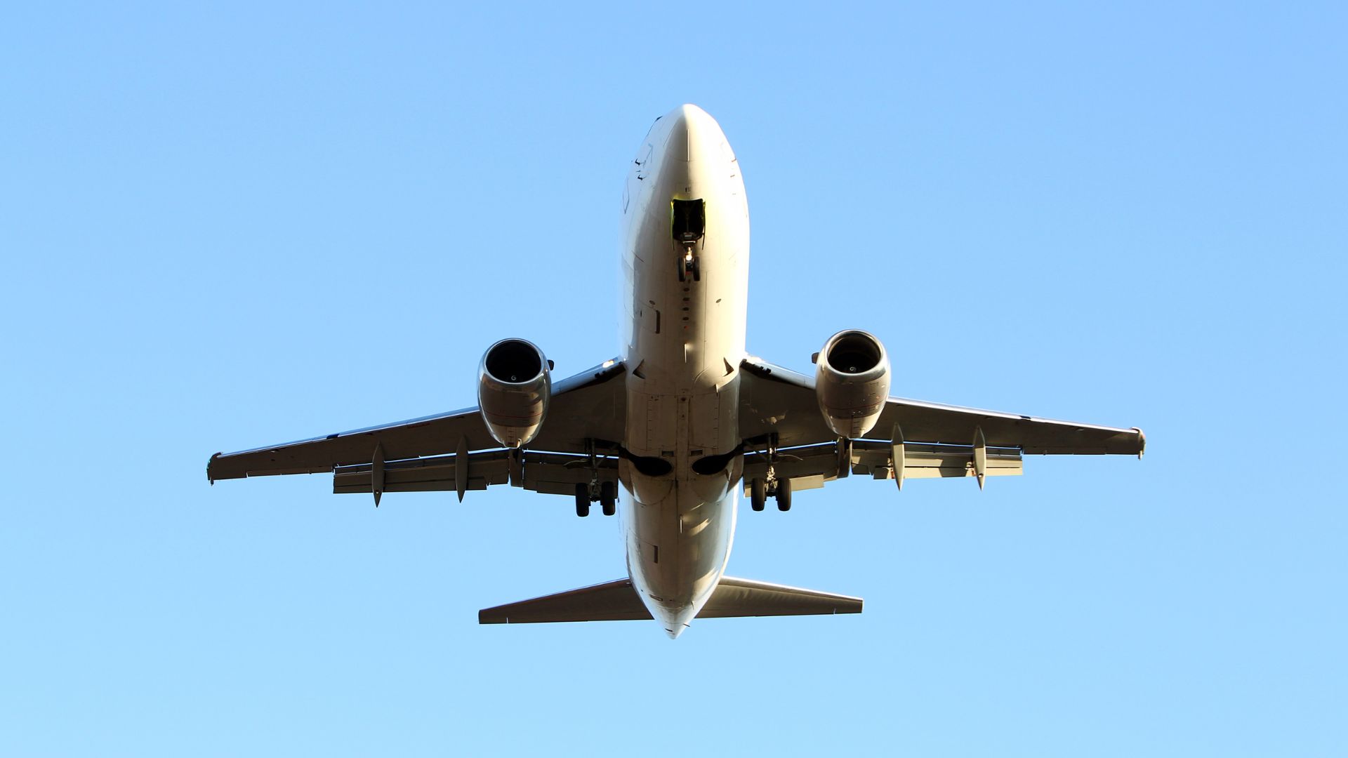 Criança sozinha no avião