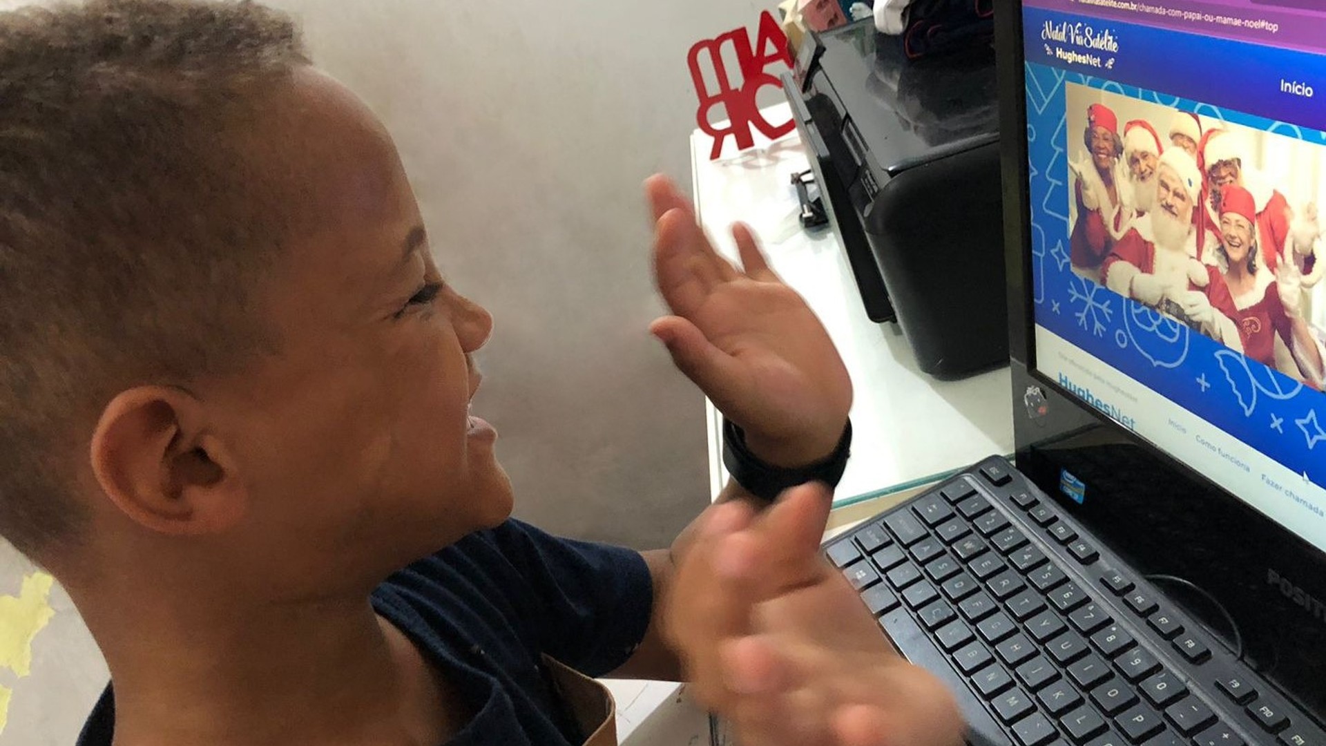 Papai Noel que se comunica em Libras realizou o sonho de Davi