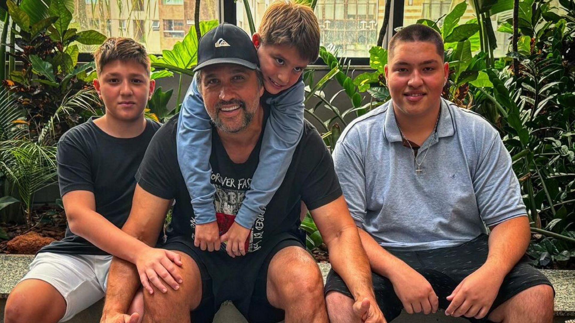 Léo anunciou que está esperando um ilho