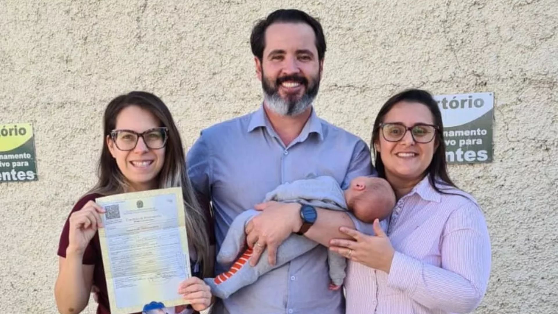 Trisal registra filho no nome dos três pais