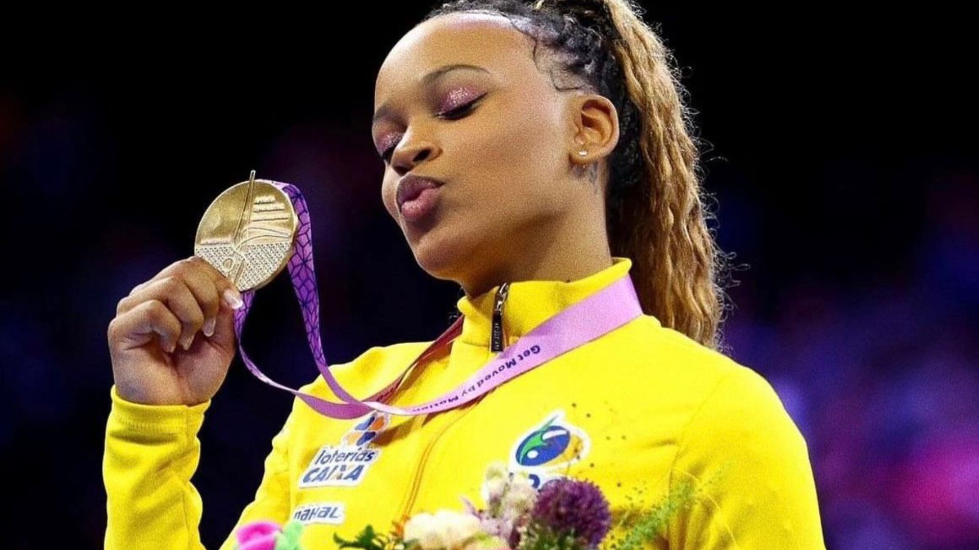 Rebeca Andrade foi vítima de golpe antes de receber medalha