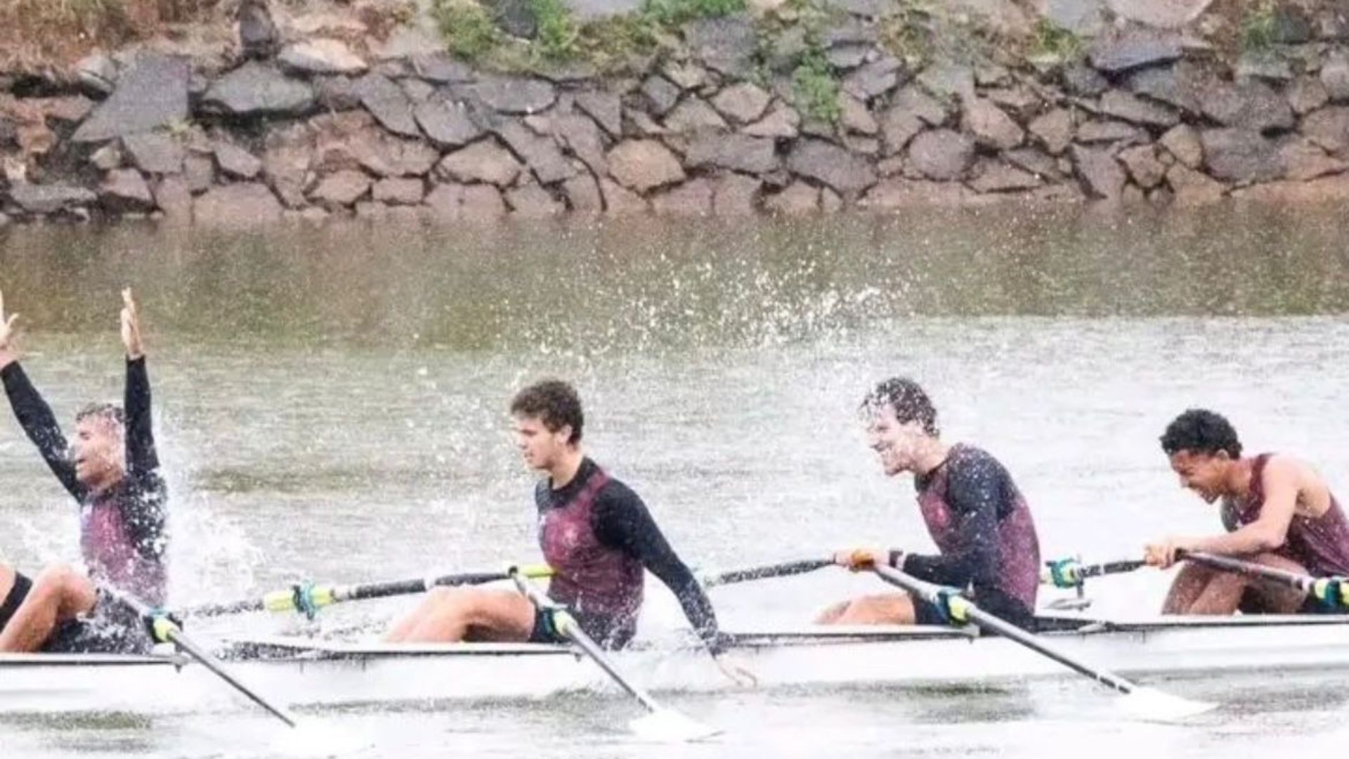 Atleta de remo que não viajou com a equipe tem atitude emocionante