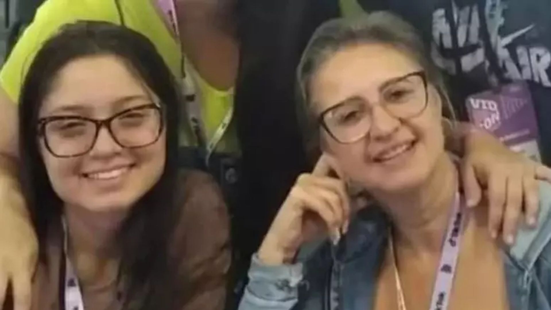 Mãe e filha posando para foto