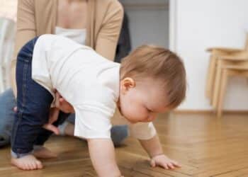 Quando o bebê começa engatinhar? Saiba como estimular o desenvolvimento desde cedo