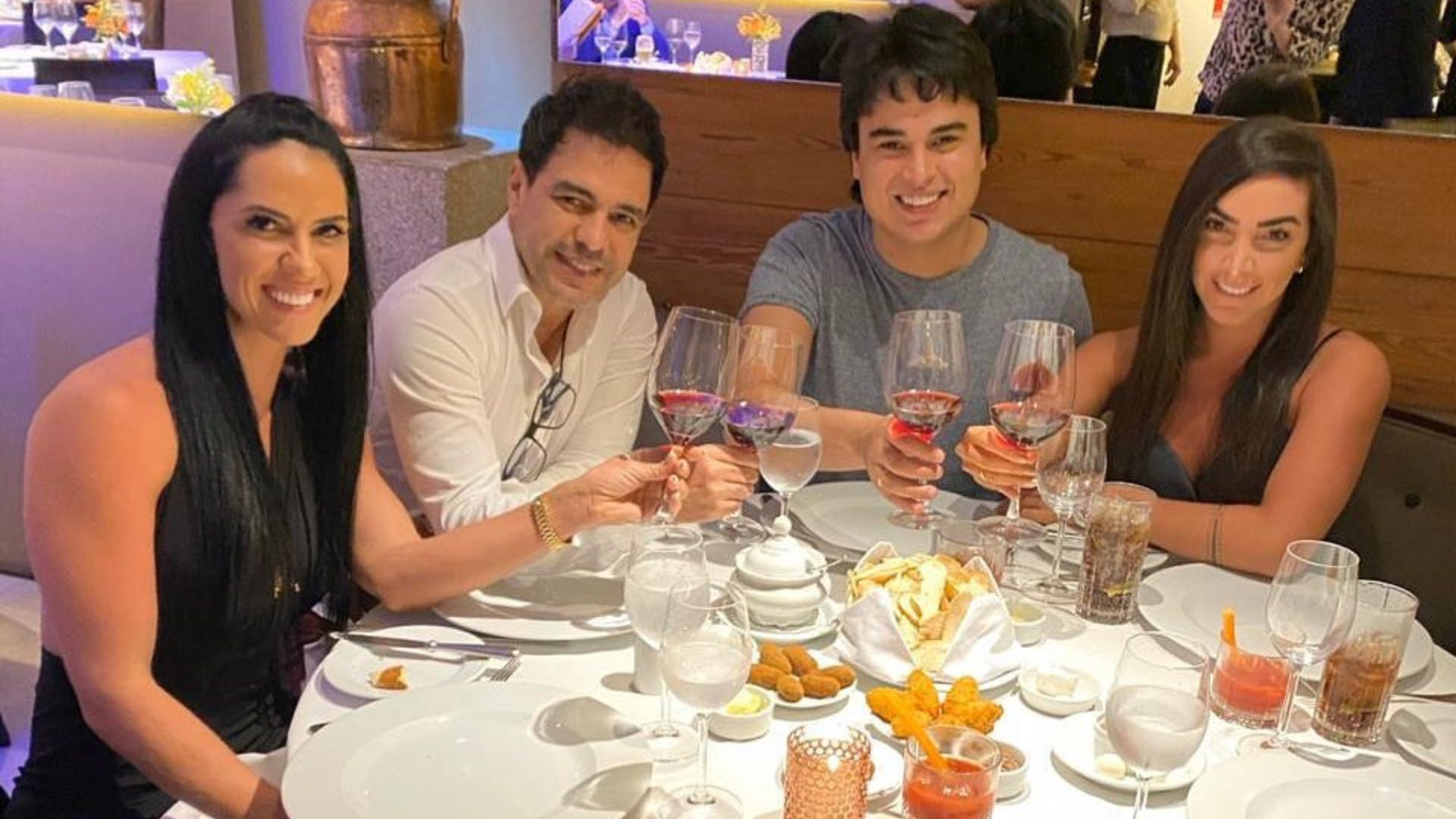 Graciele Lacerda, Zezé di Camargo, Igor Ci e Amabylle Eiroa brindando