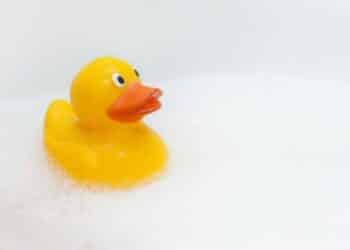 Como dar banho no bebê: passo a passo e dicas para perder o medo