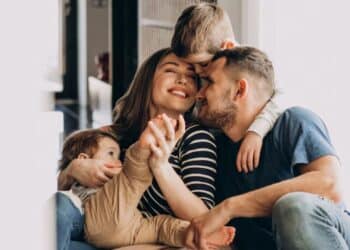 Até quando dividir a cama com seu filho? Saiba os prós e contras da cama compartilhada