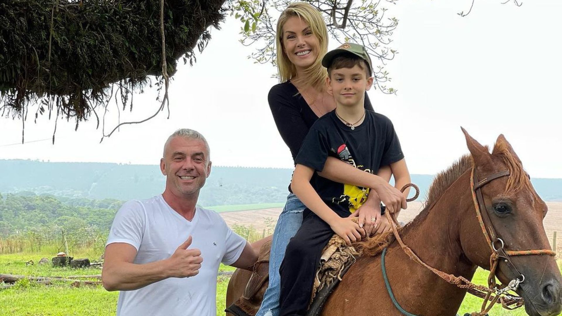 Ana Hichmann passeando a cavalo com a família
