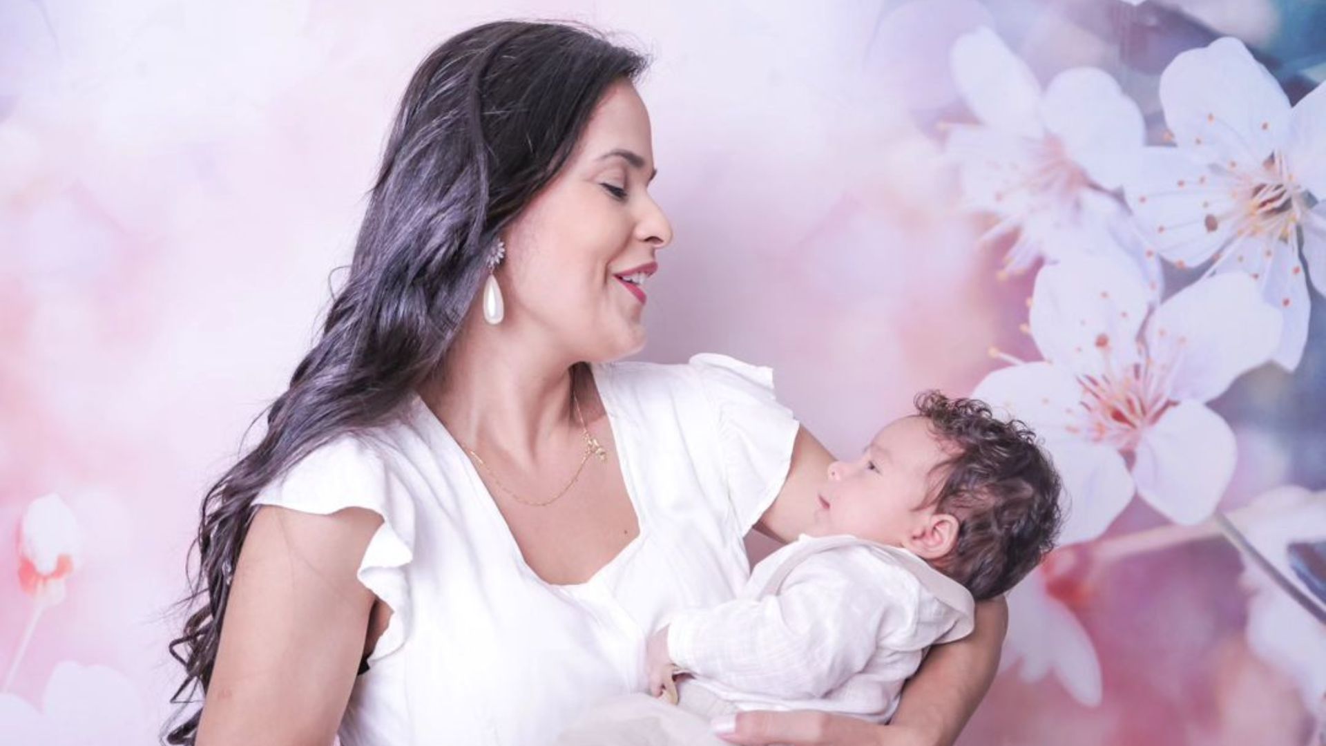 Mãe segurando um bebê