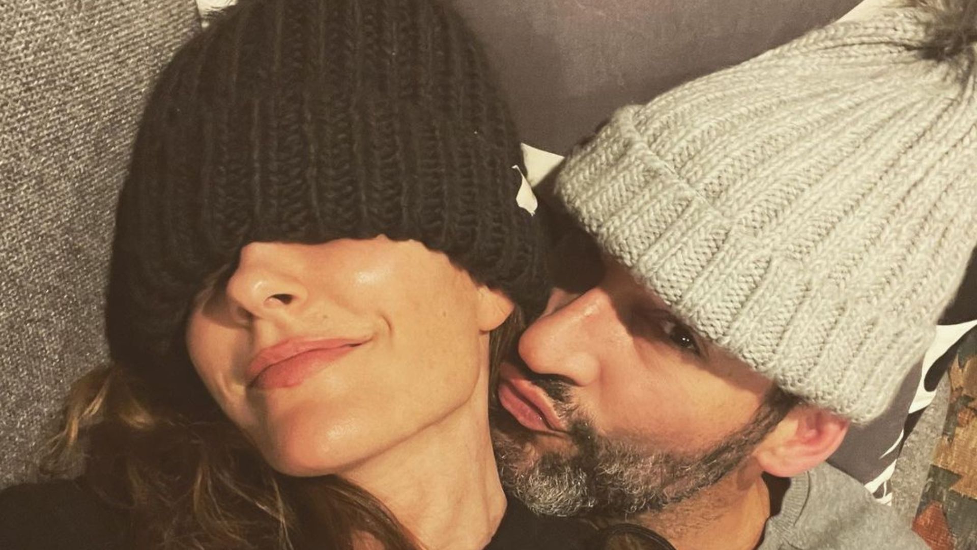 Casal posando para foto