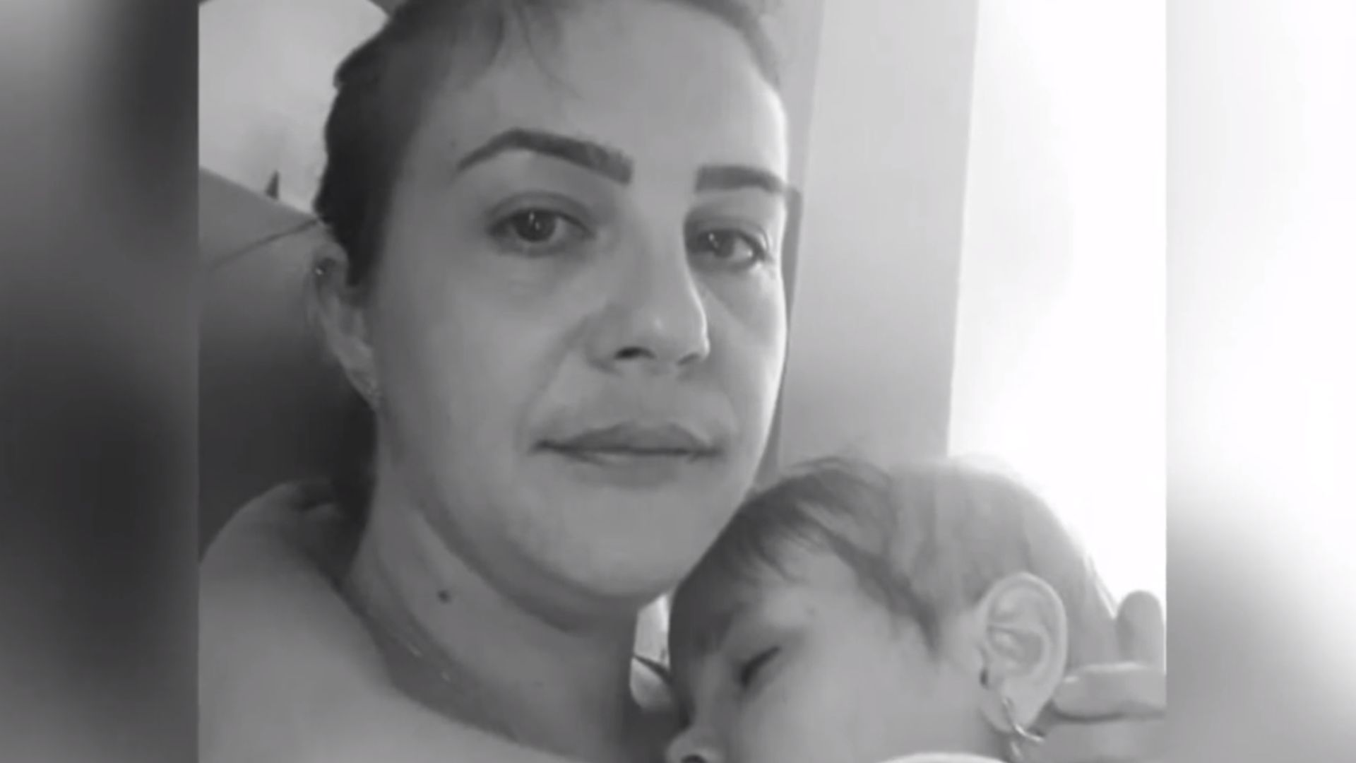 Mãe com filha no colo