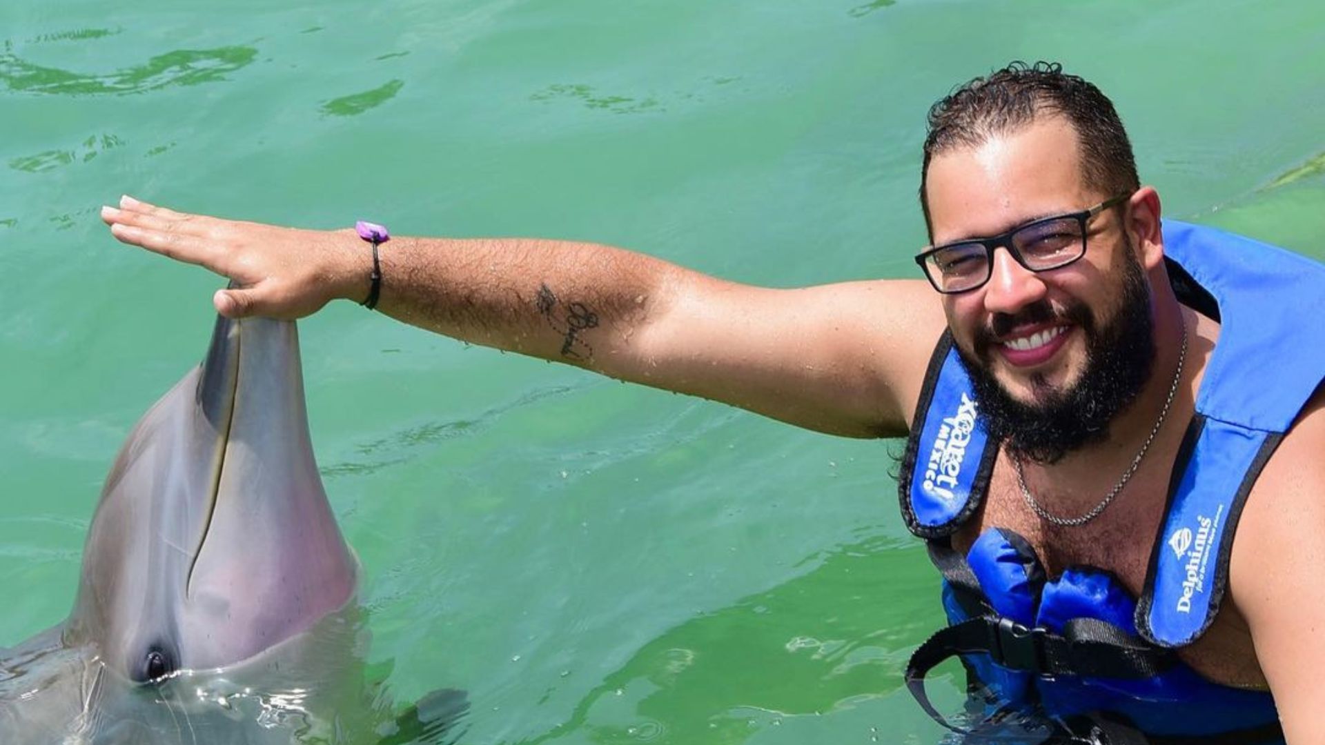 Homem nadando com golfinho