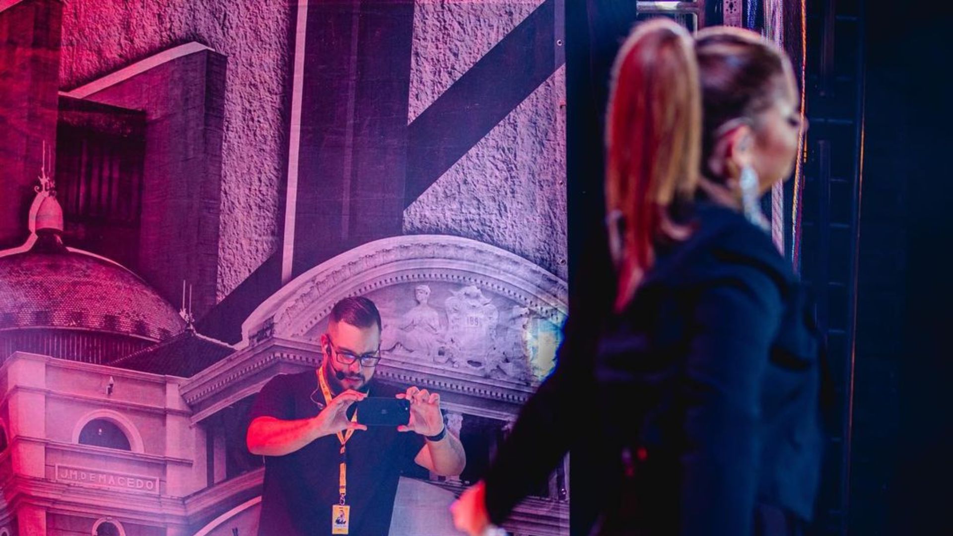 Homem tirando foto de cantora no show