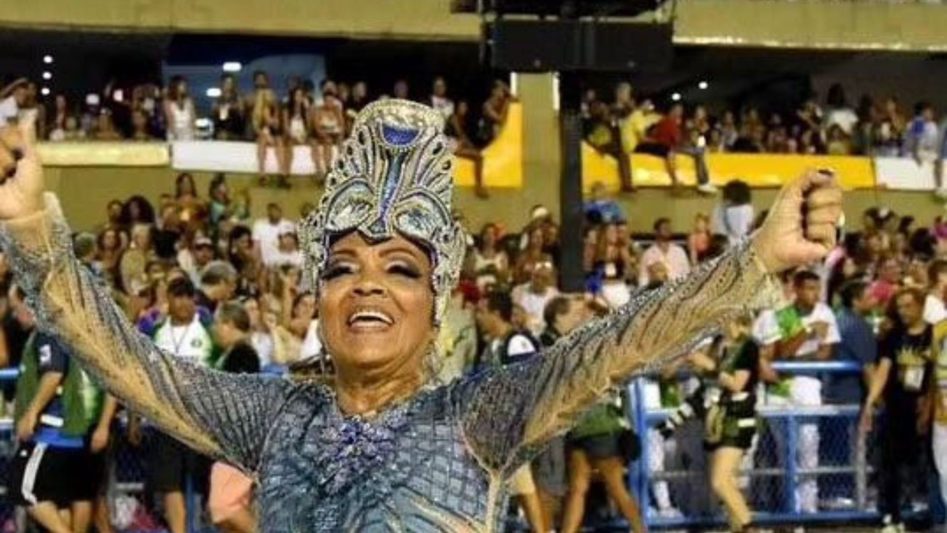 Mulher na passarela de Samba