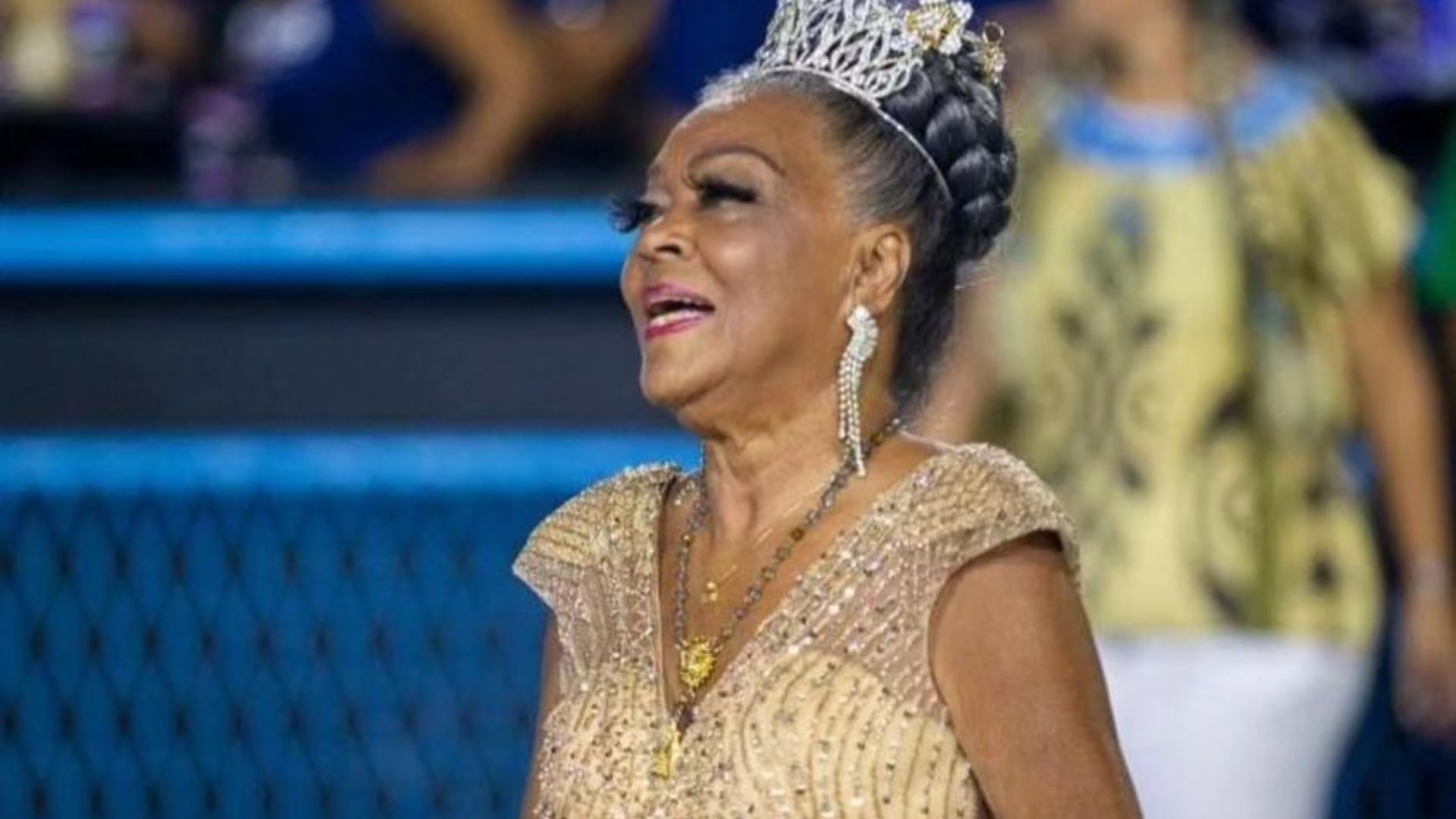 Mulher desfilando na passarela