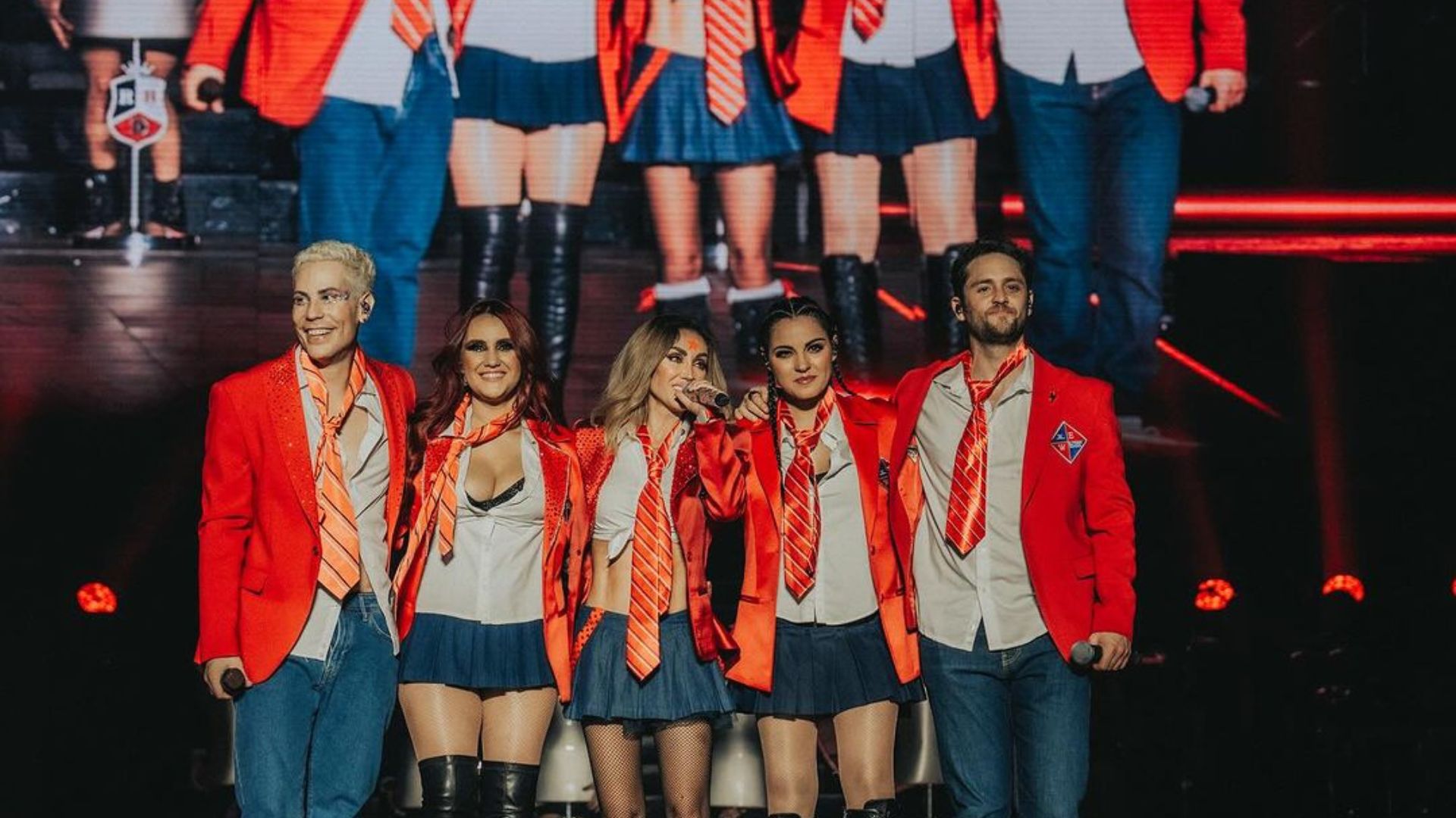 Banda se apresenta em palco