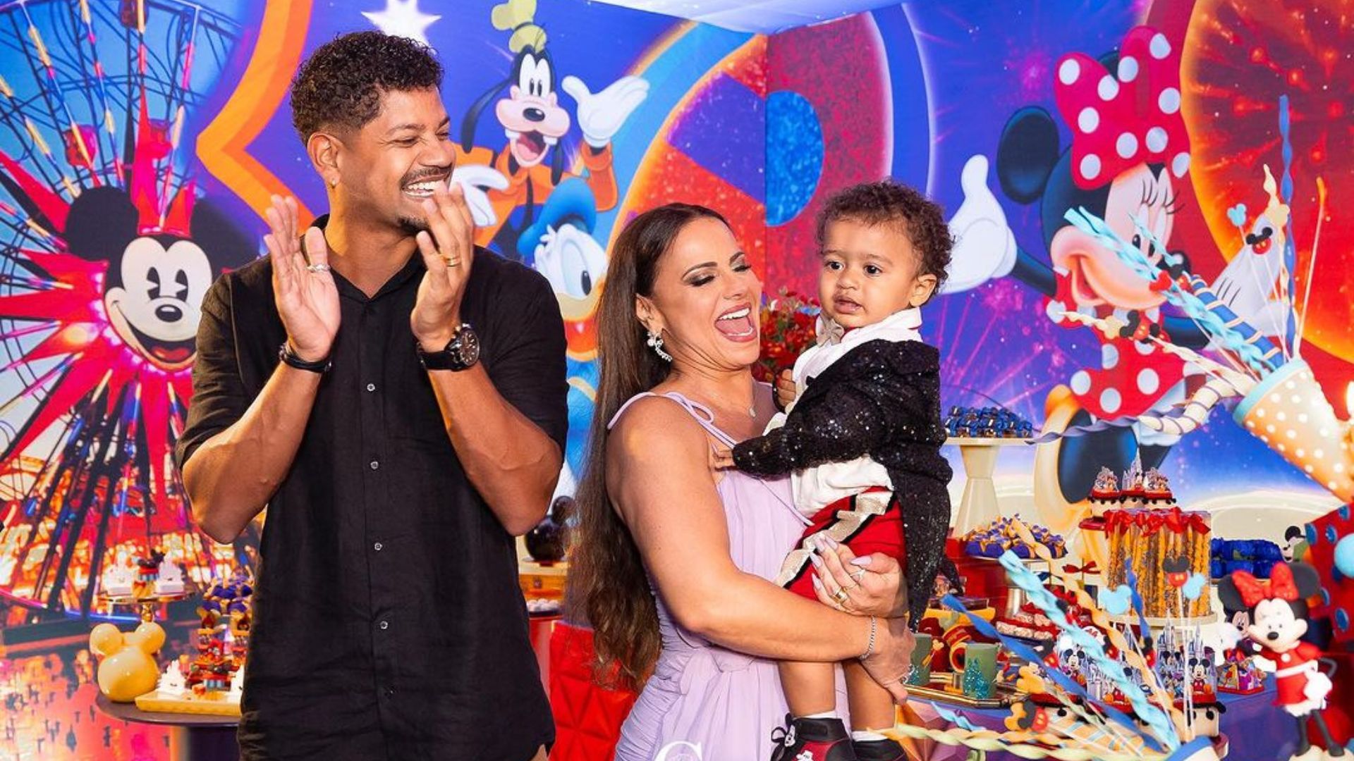 Viviane Araujo, Guilherme Militão e Joaquim em festa de 1º ano do filho