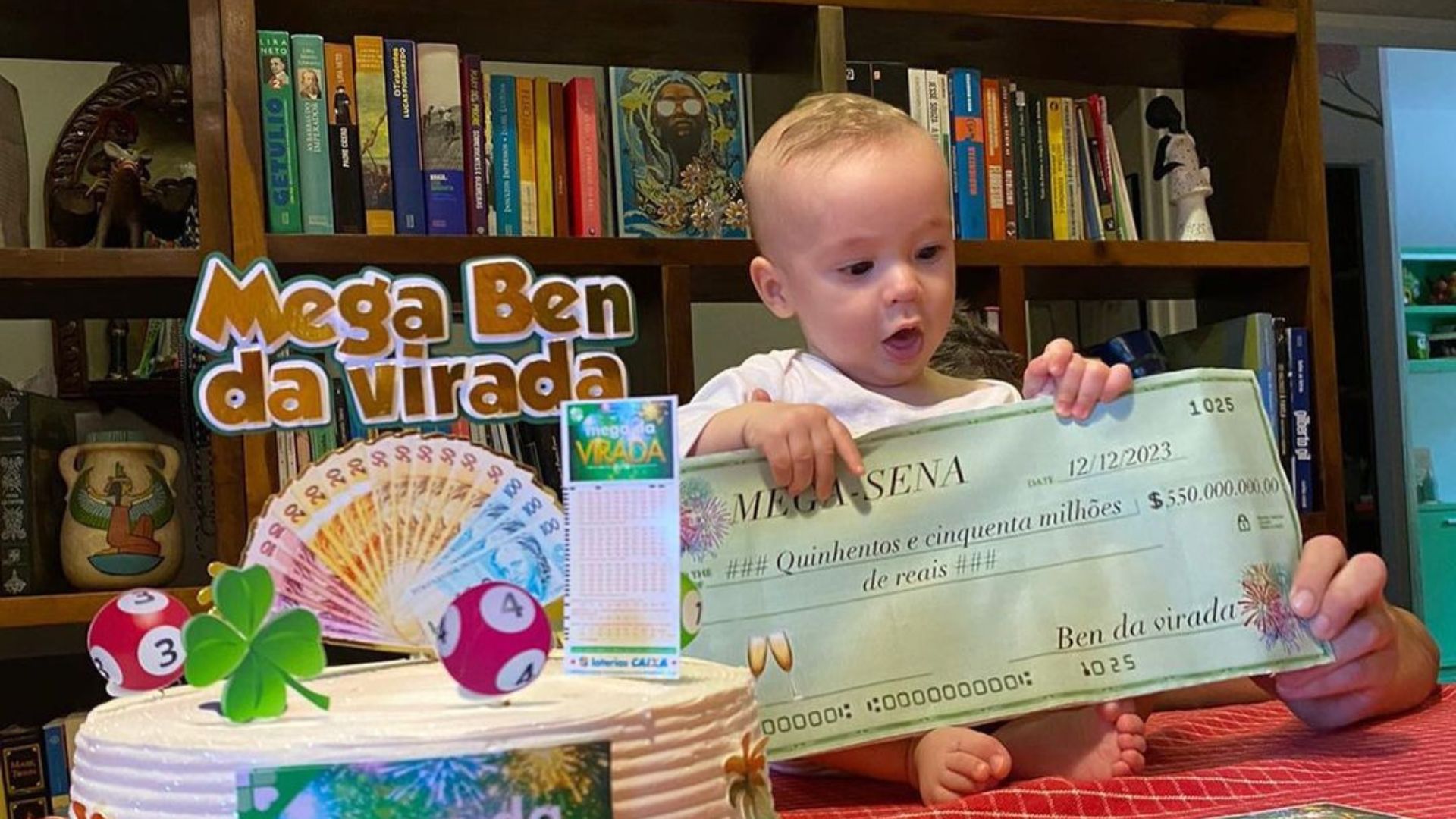 Criança segurando um cheque de mentira