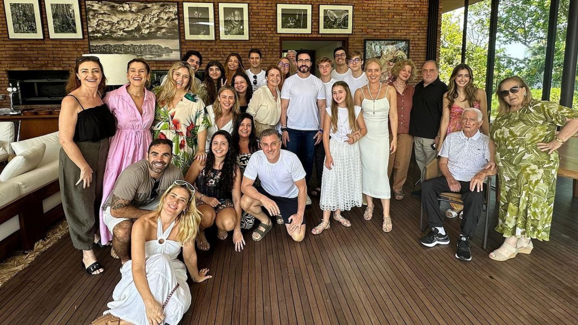 Família posando para foto