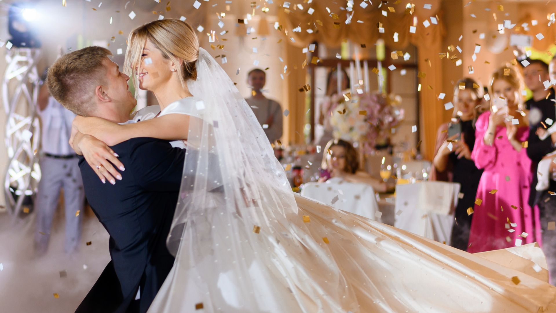 Casal dançando no casamento