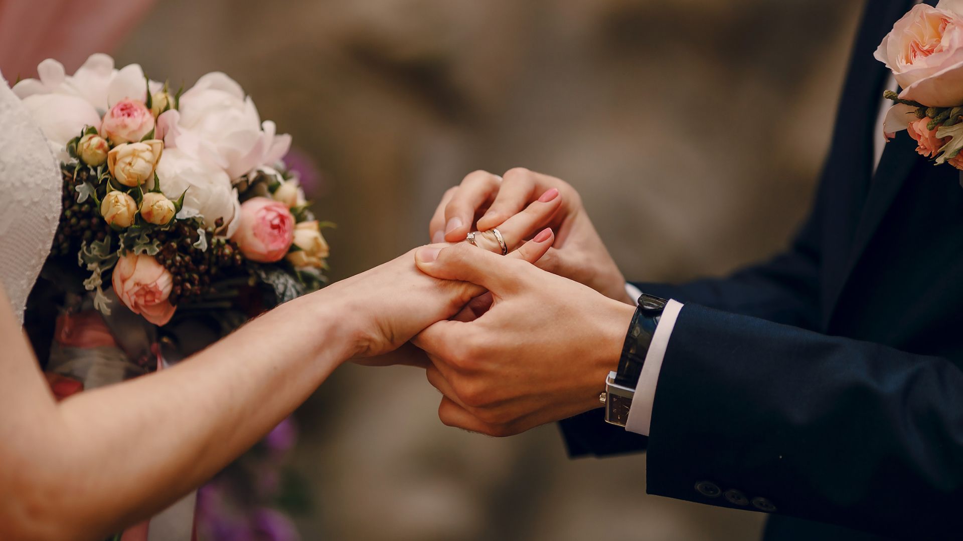 Casal trocando alianças