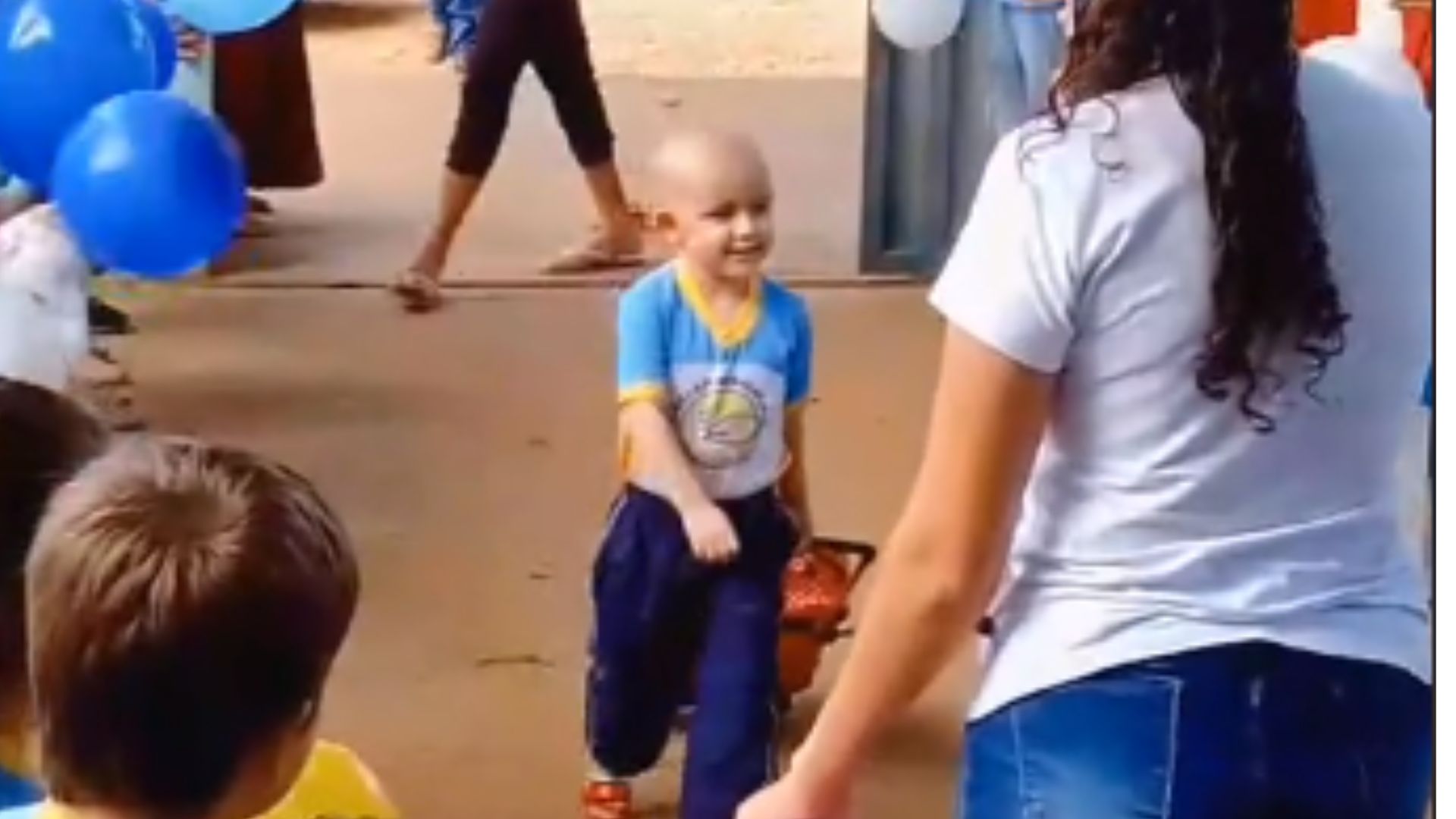 Menina curada de câncer recebe surpresa em escola