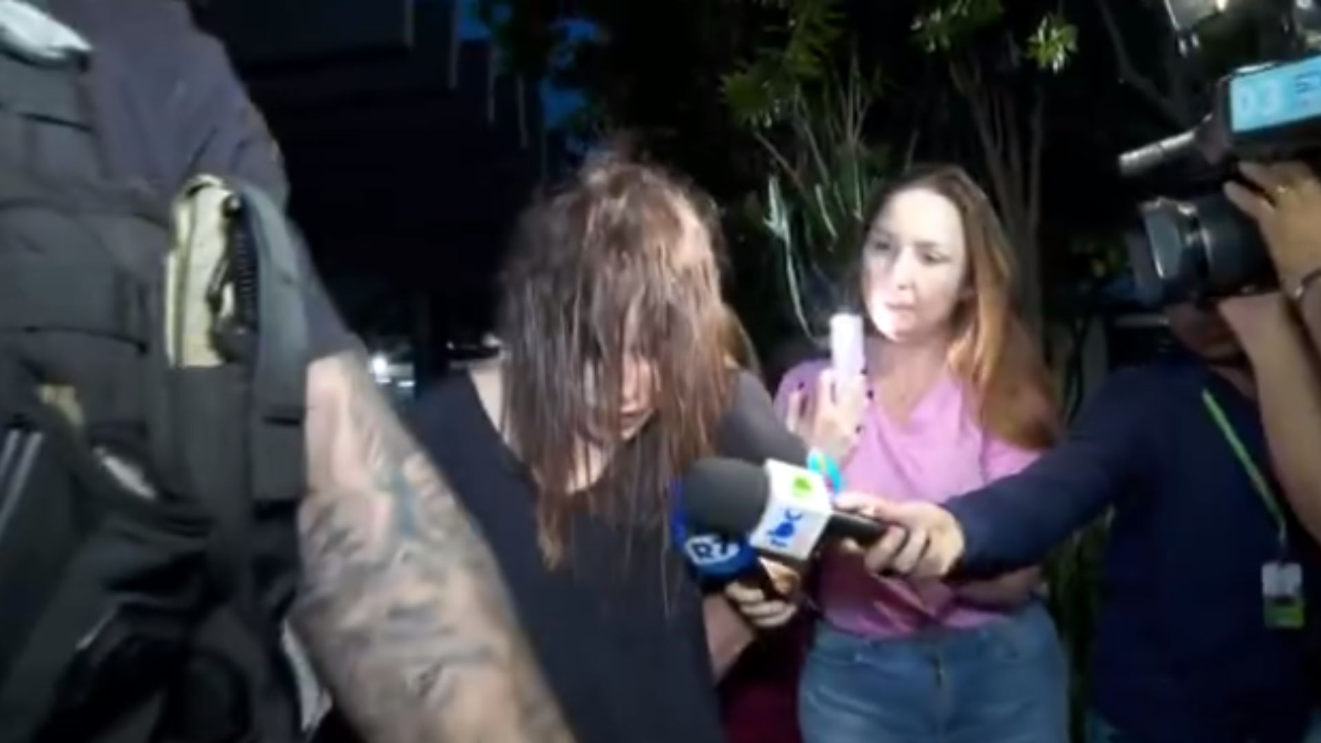 Mulher sendo presa