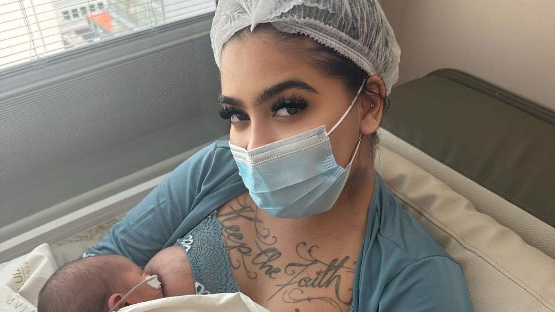 Mulher e filha posando para foto