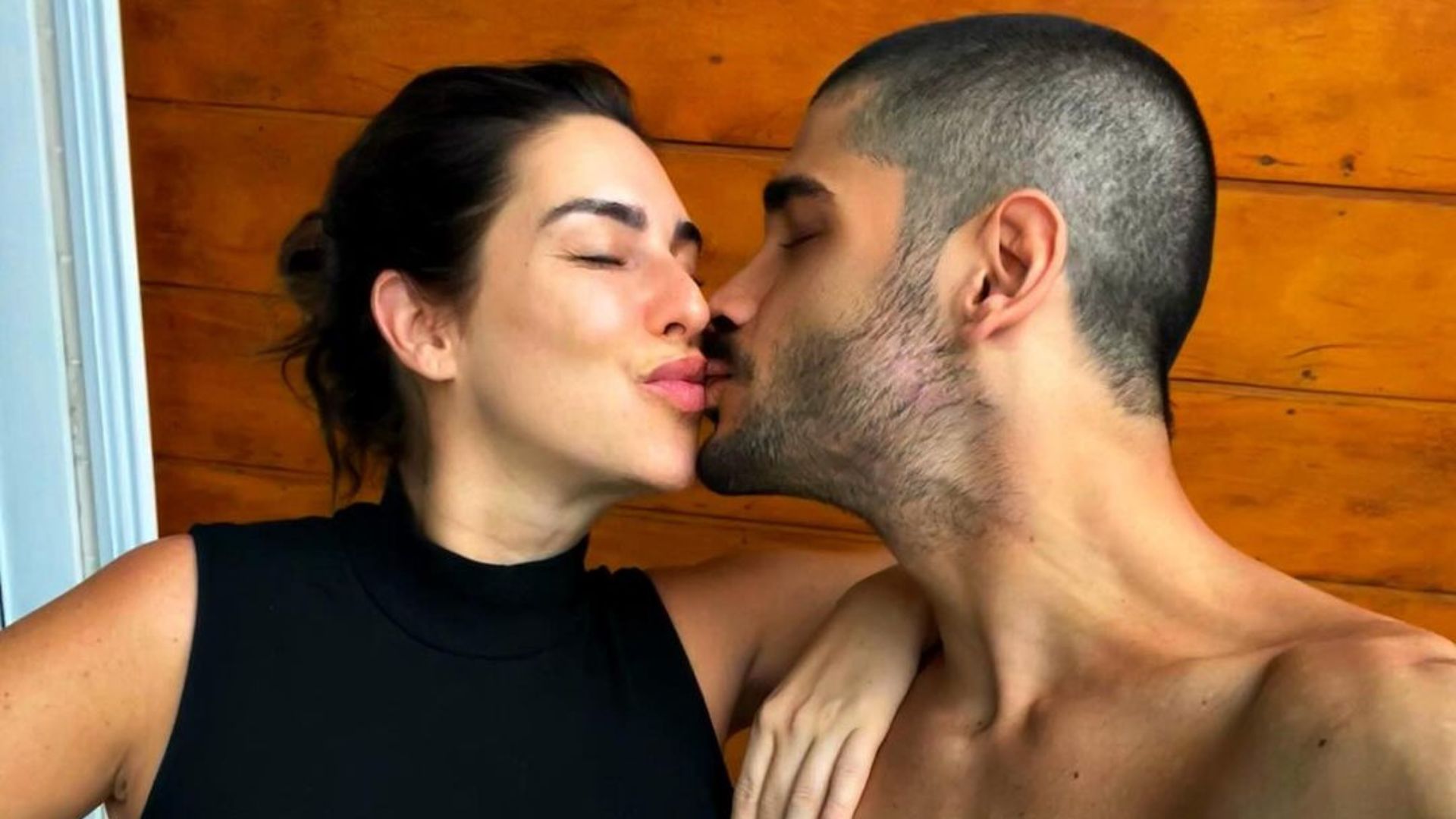Casal se beijando