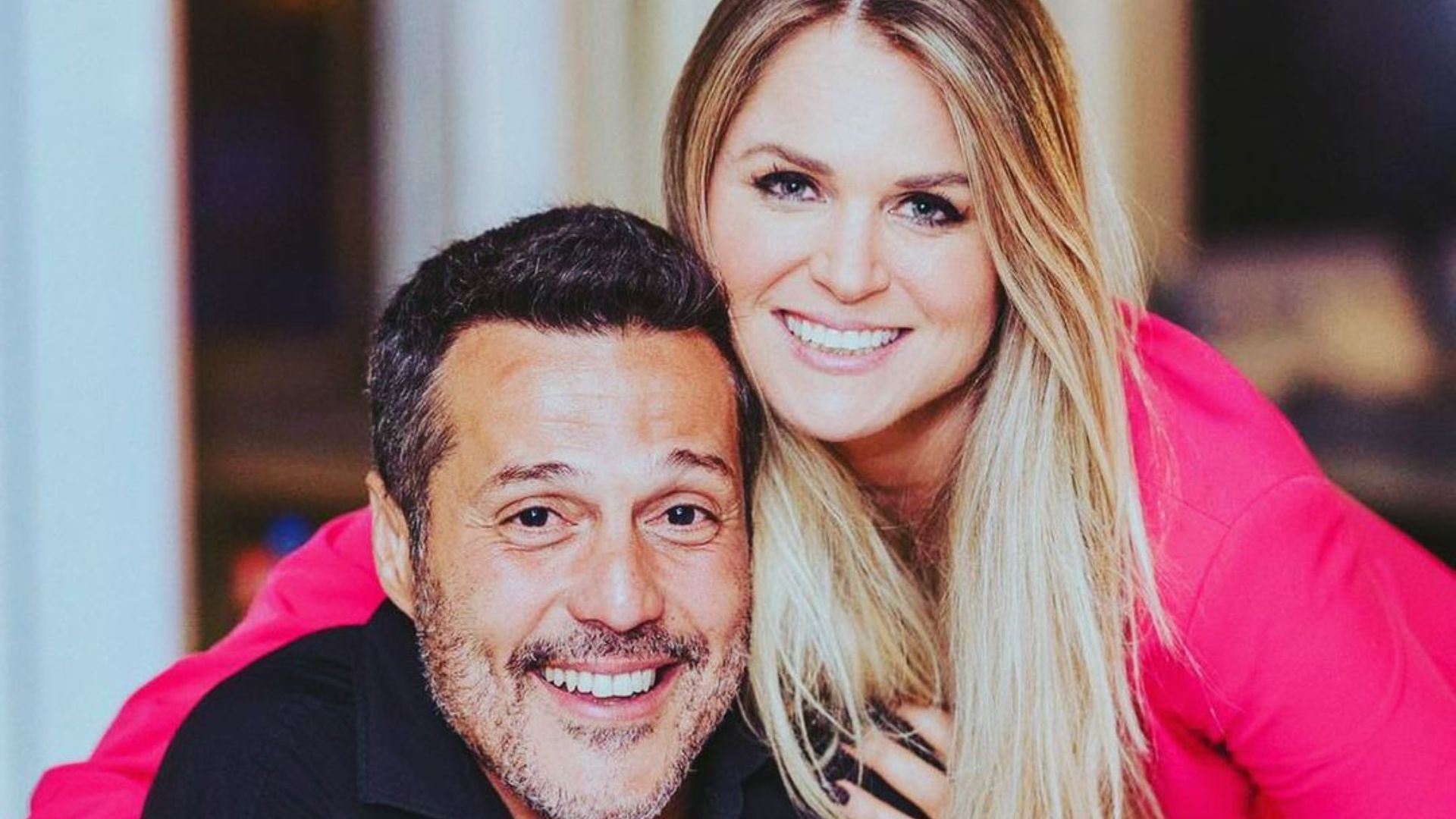 Casal posando para foto