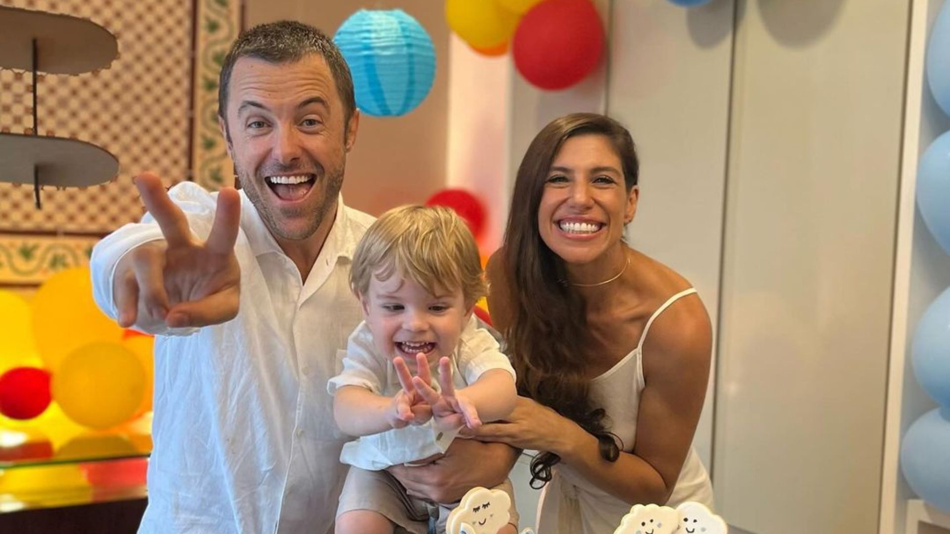 Família comemorando aniversário