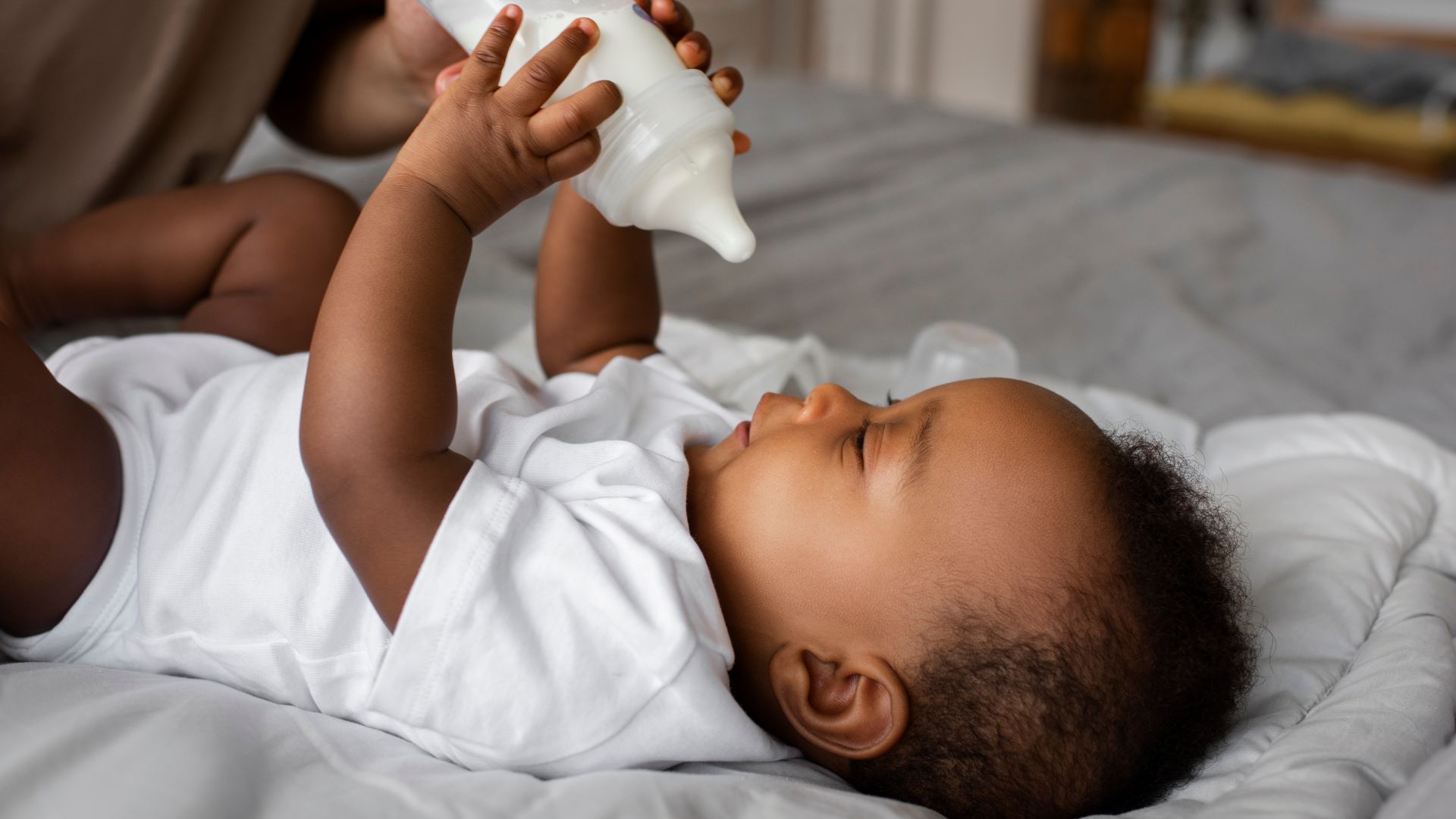 bebê tomando mamadeira