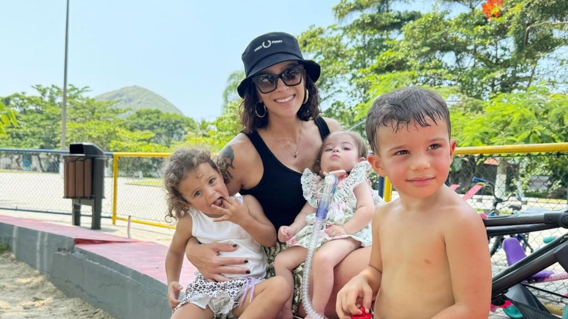 Letícia Cazarré e os filhos
