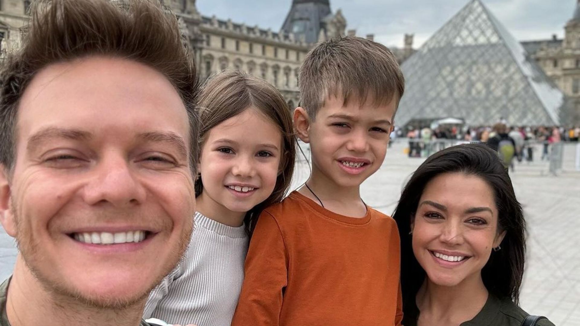 Família posando para foto 