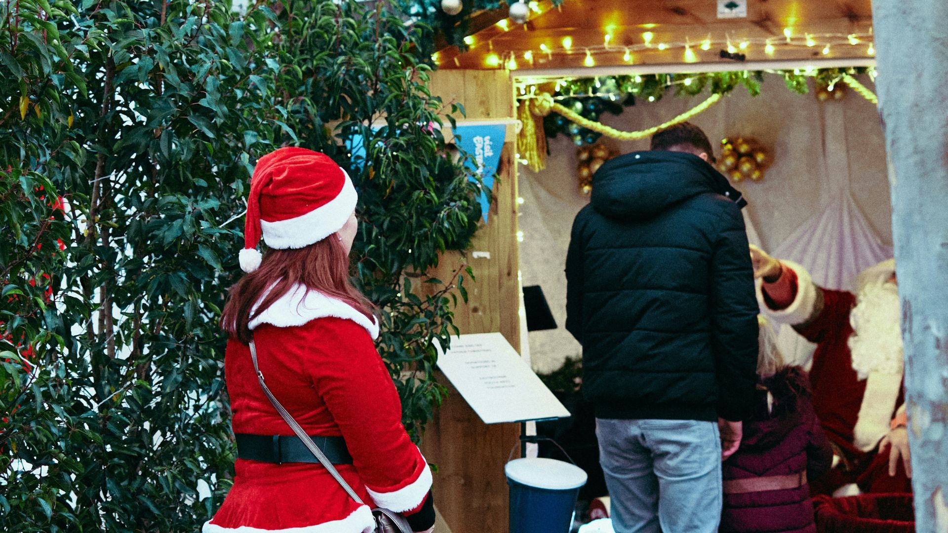 Mamãe Noel em cenário natalino