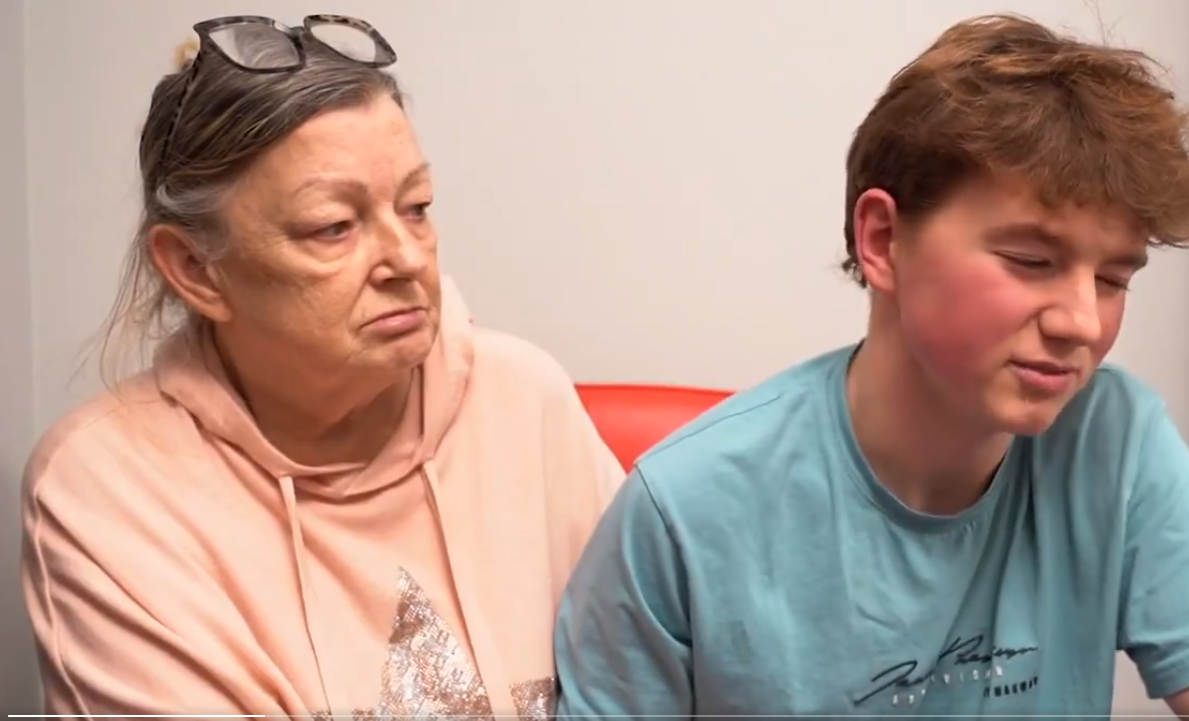 Família dando entrevista