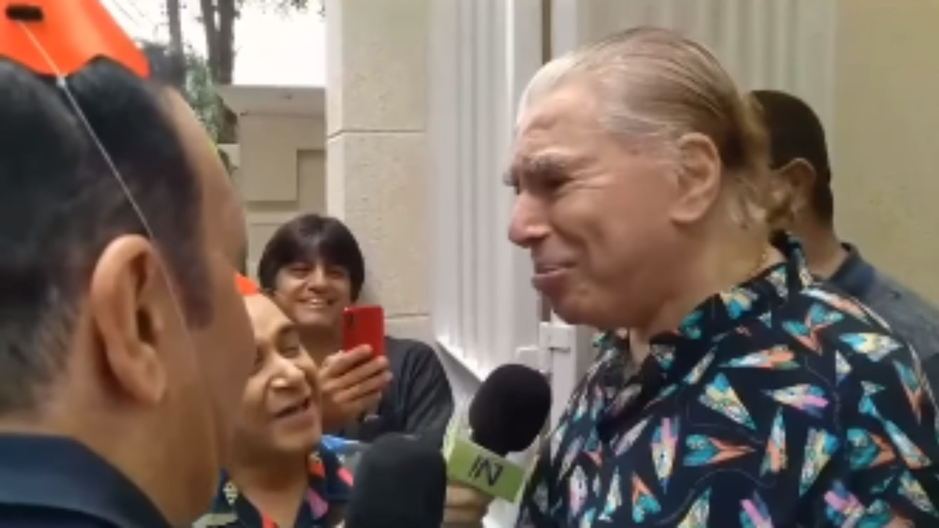 Homem dando entrevista