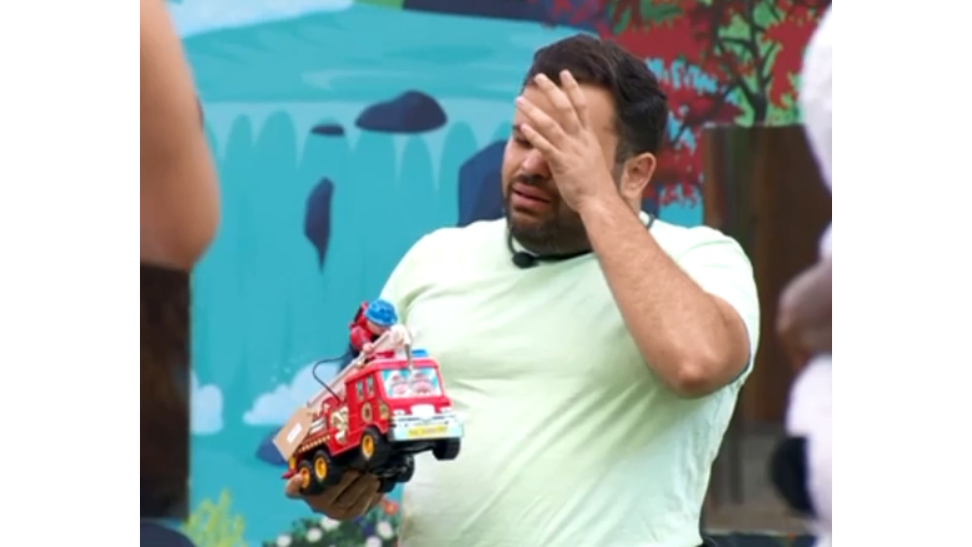 Michel recebeu um brinquedo