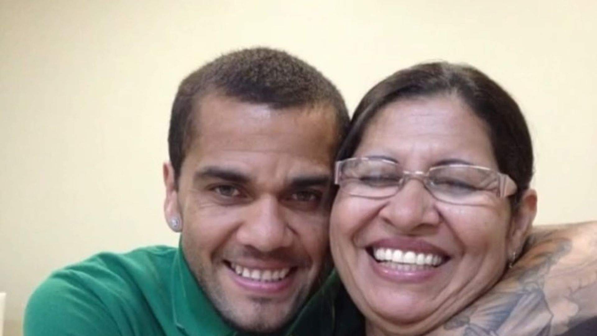 Casal posando para foto