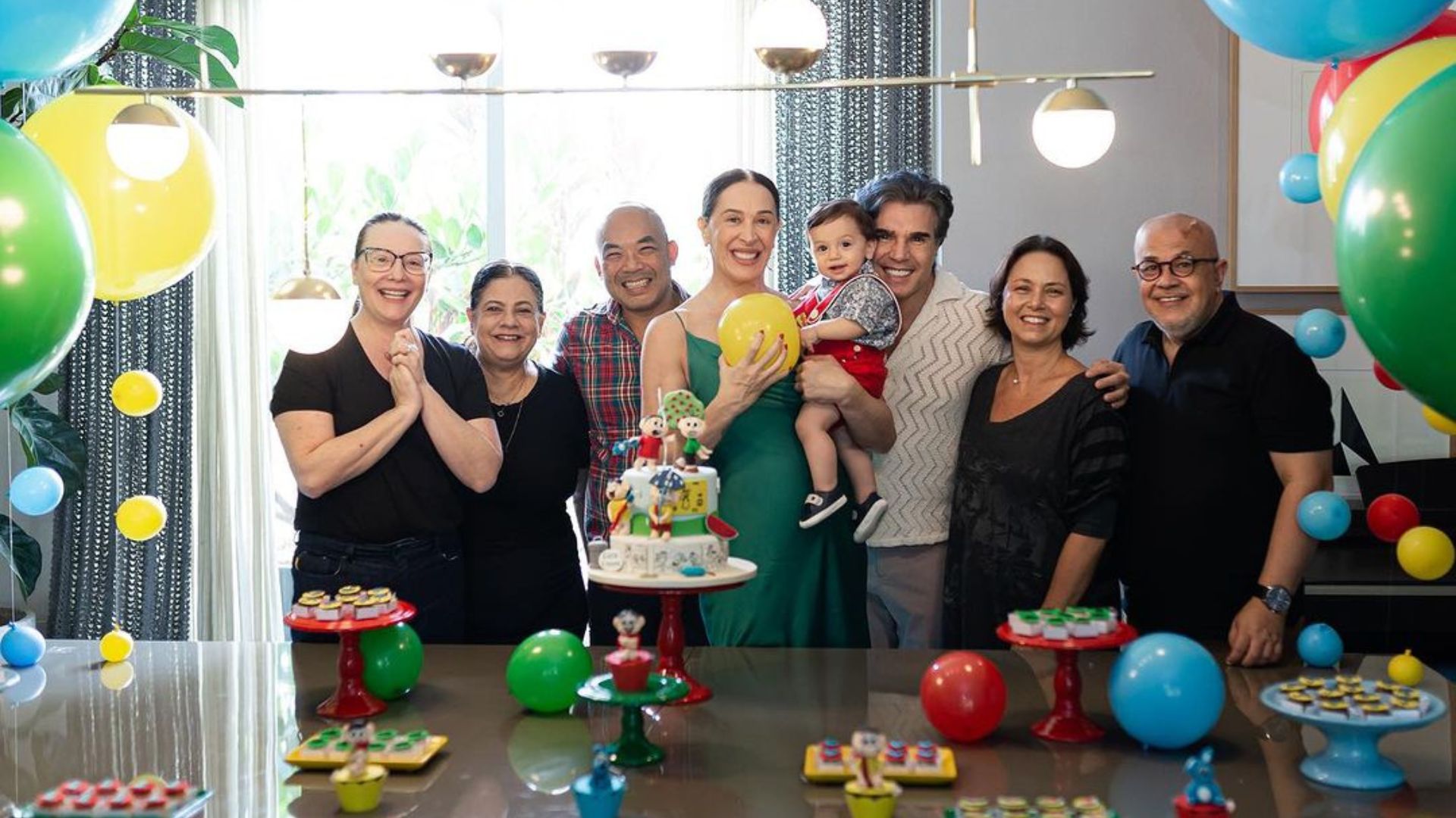 Família posando para foto