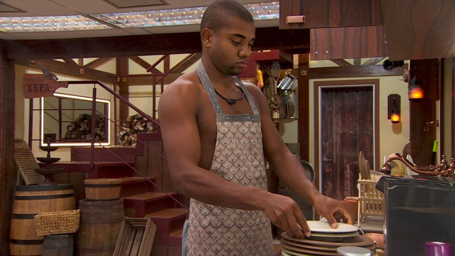 Davi, do BBB 24, cozinhando
