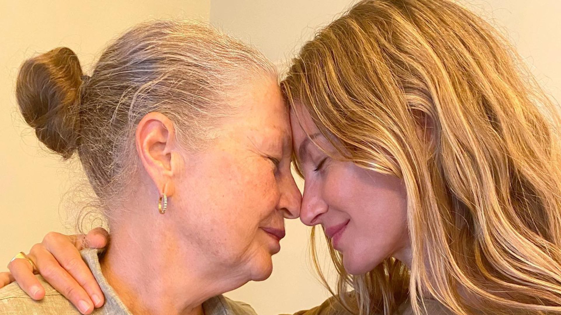 Mulheres posando para foto