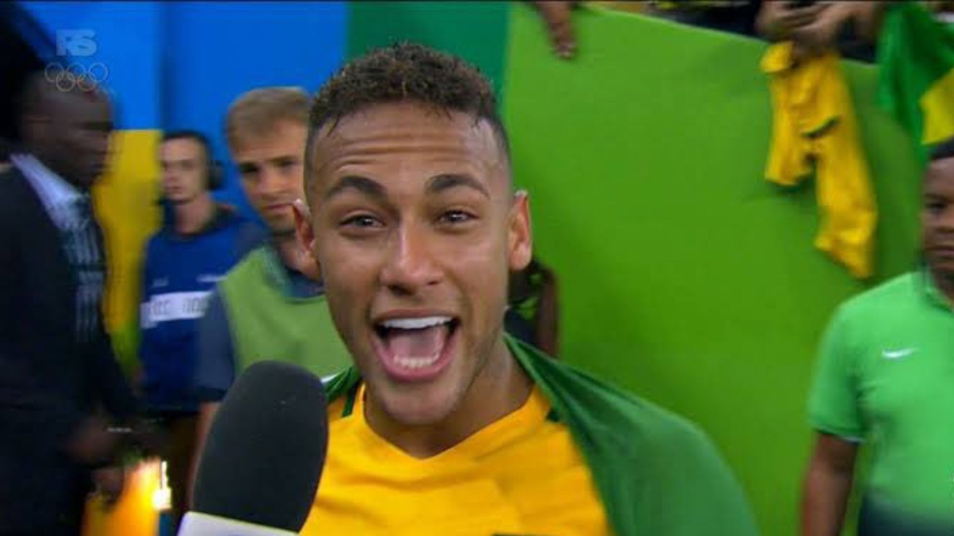 Homem posando para foto