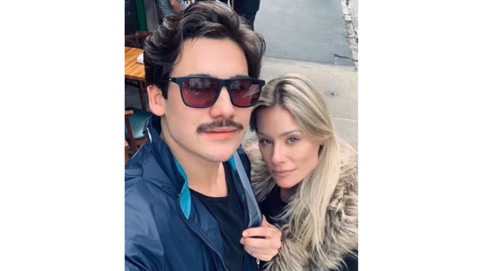 Nicolas Prattes ao lado da mãe