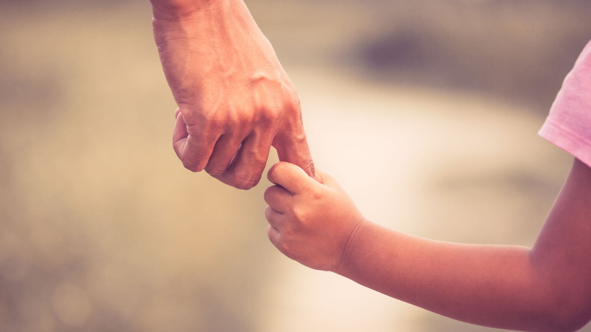 Mãos dadas mãe e filha