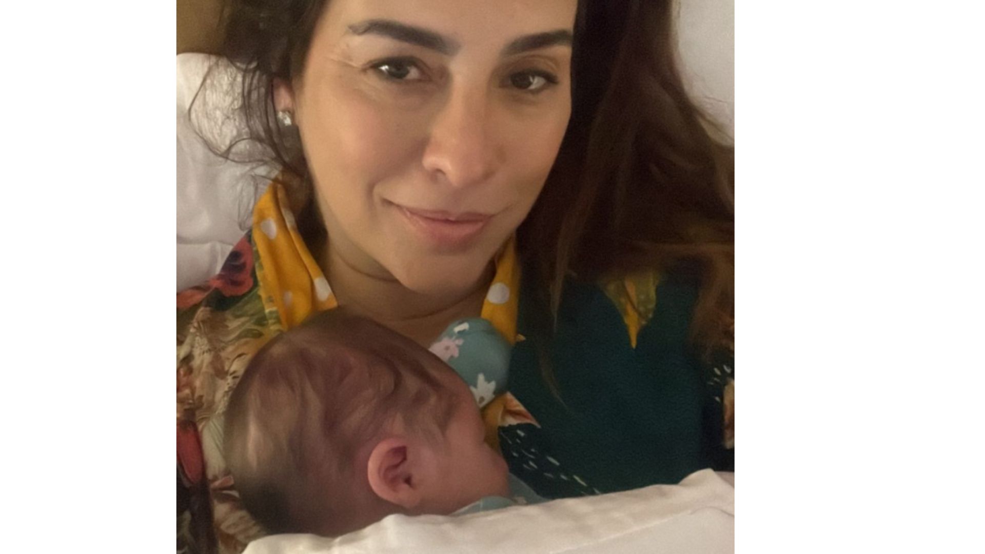 Mãe e filha deitadas