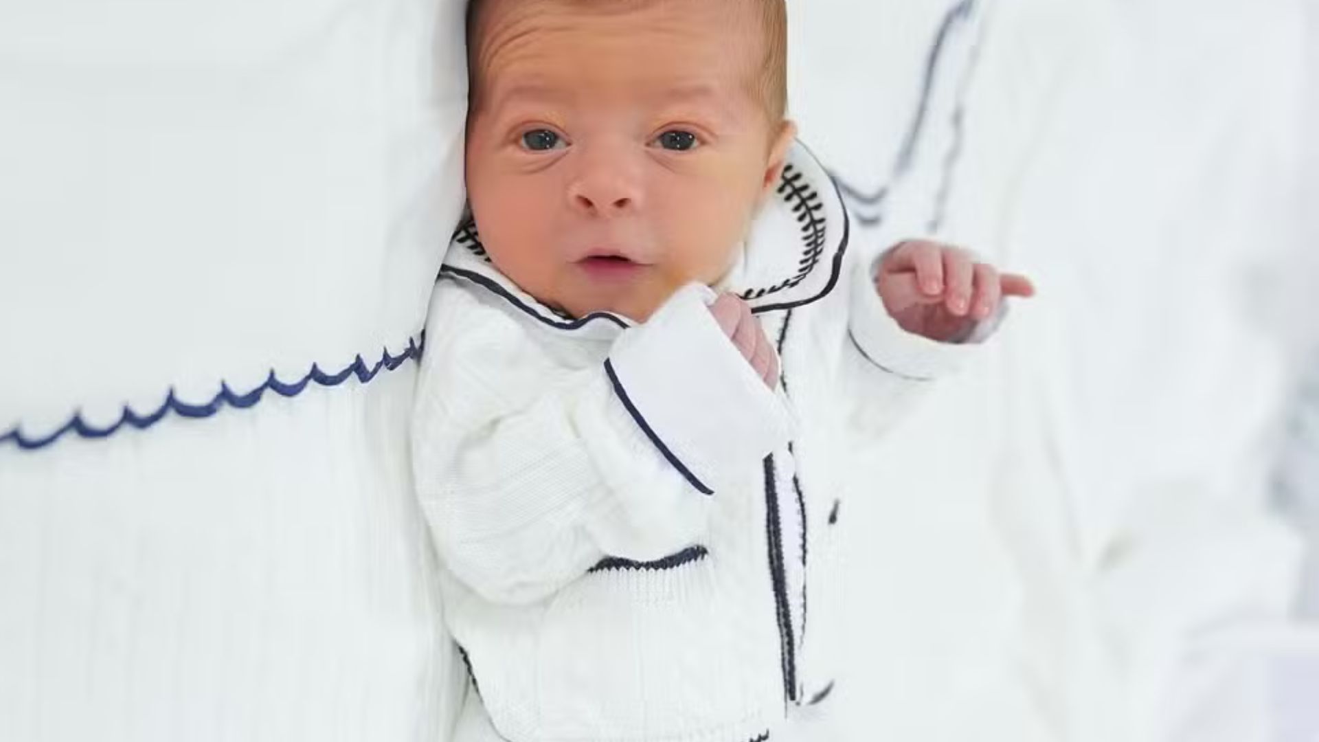 Bebê pousando para foto