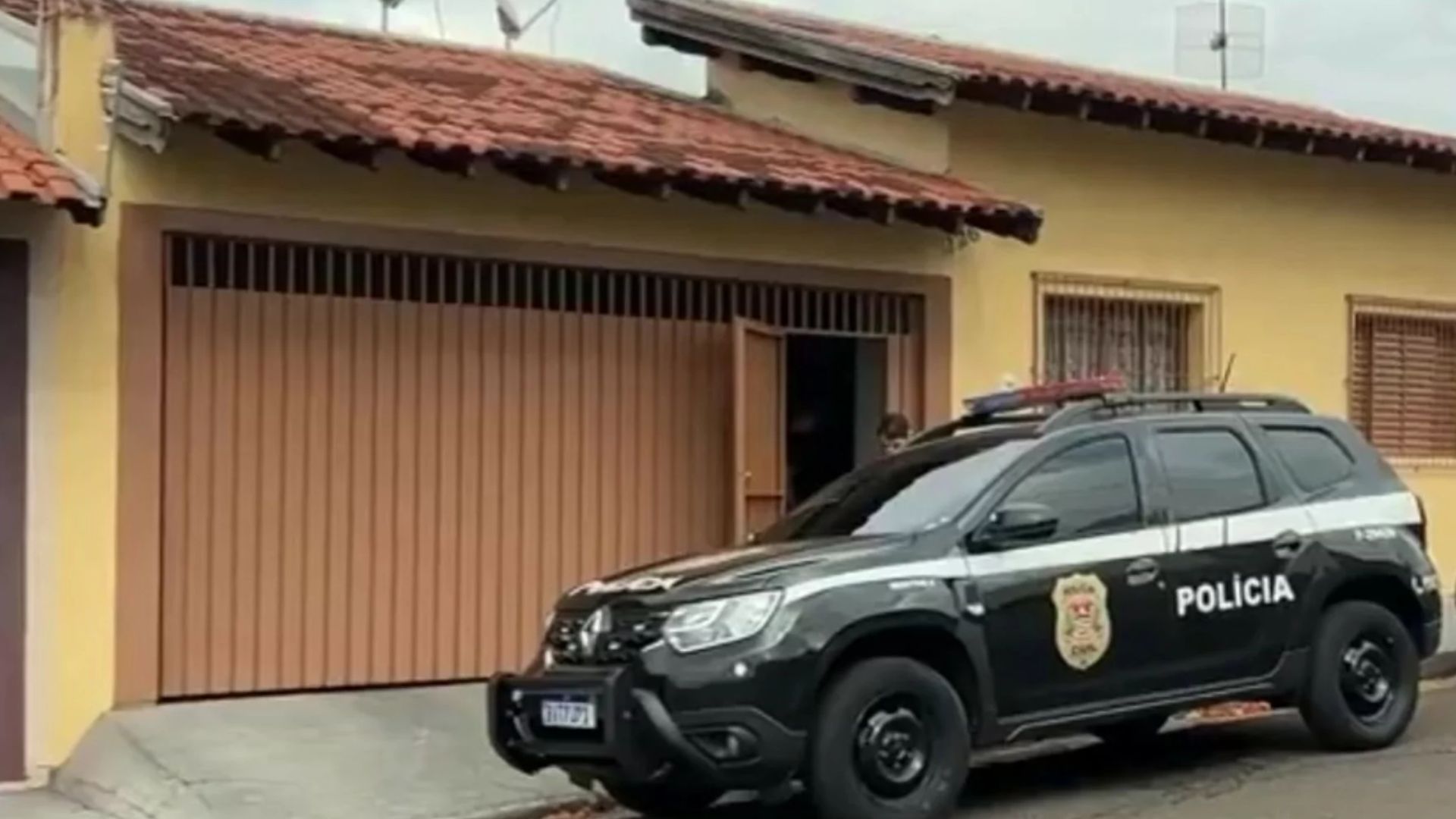 Carro de polícia na frente da casa