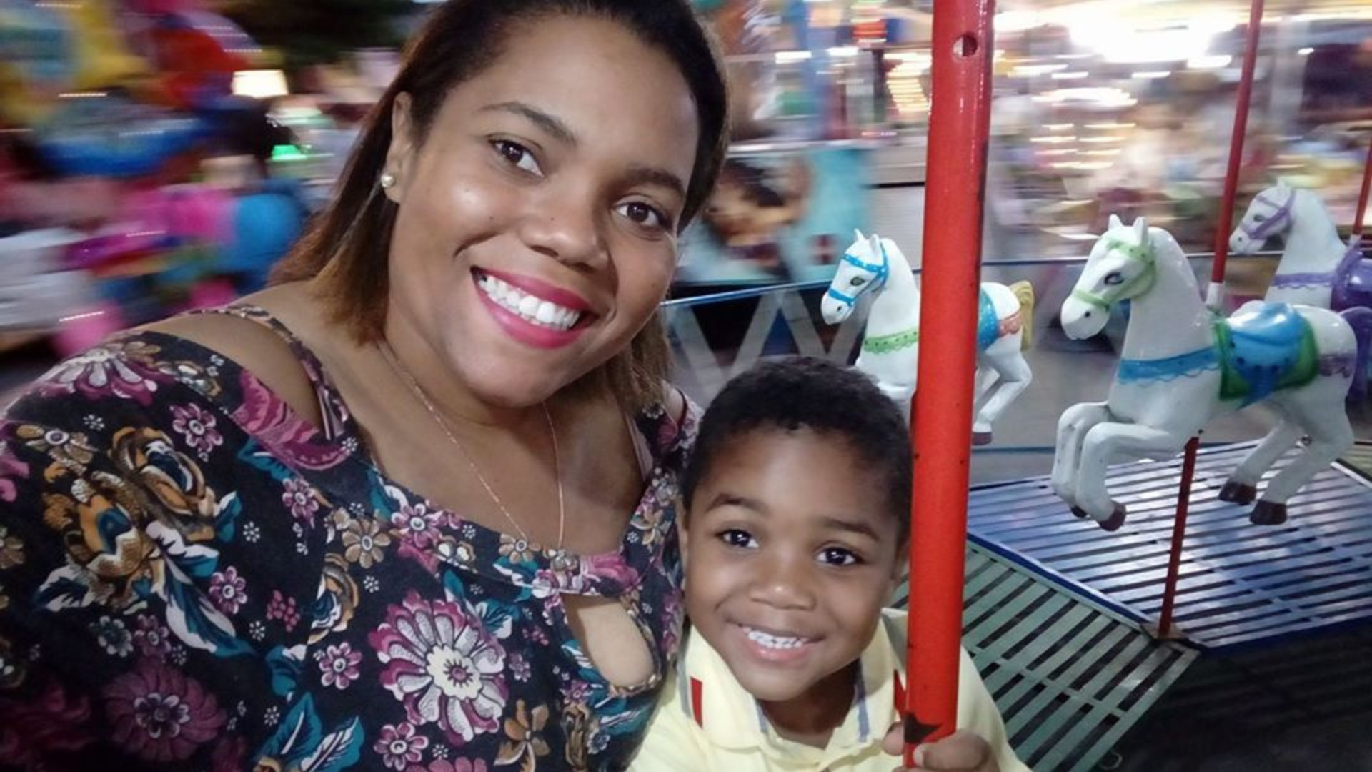 Miguel e mãe no carrocel