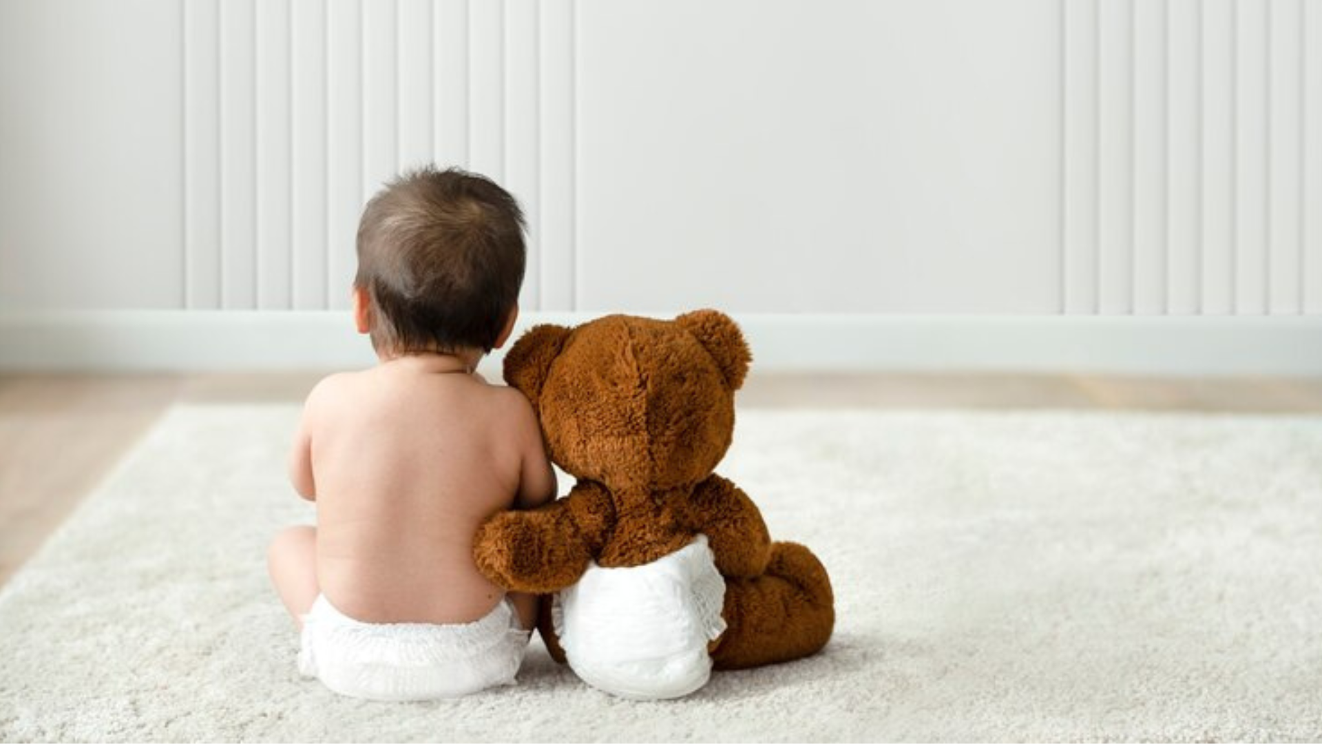 Criança e urso de pelúcia